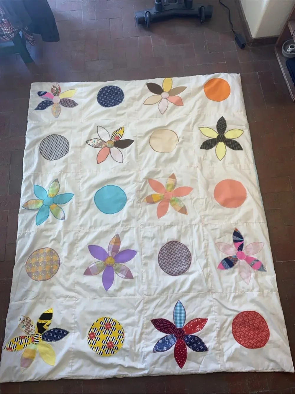Vintage 1960s Mid-Century Handmade Medium Weight Quilt Throw Twin 69”x 55”